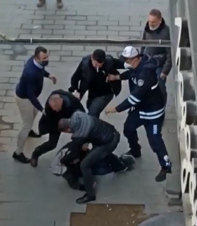 Genç adama yanlış anlaşılma dayağı - Resim : 1