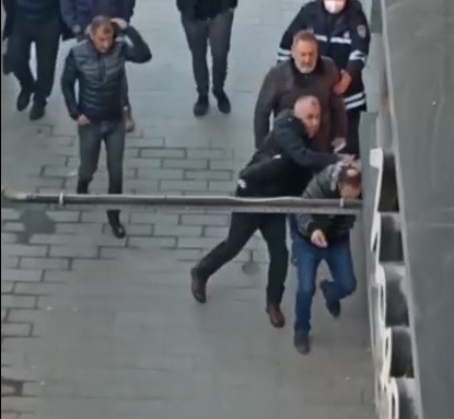 Genç adama yanlış anlaşılma dayağı - Resim : 3