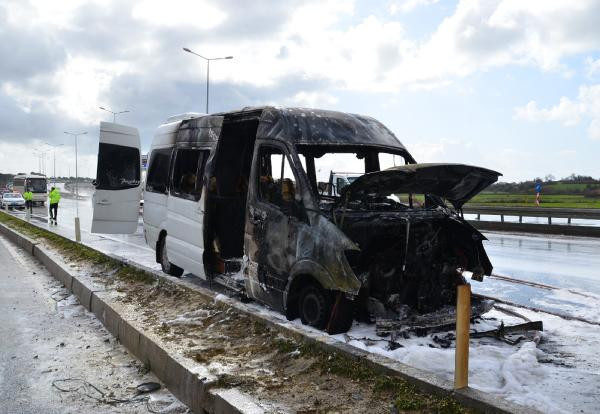 Japon turistlerin tur minibüsü, alev alev yandı - Resim : 1