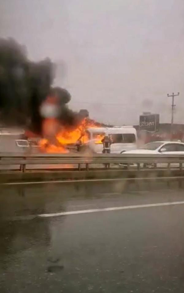 Japon turistlerin tur minibüsü, alev alev yandı - Resim : 4