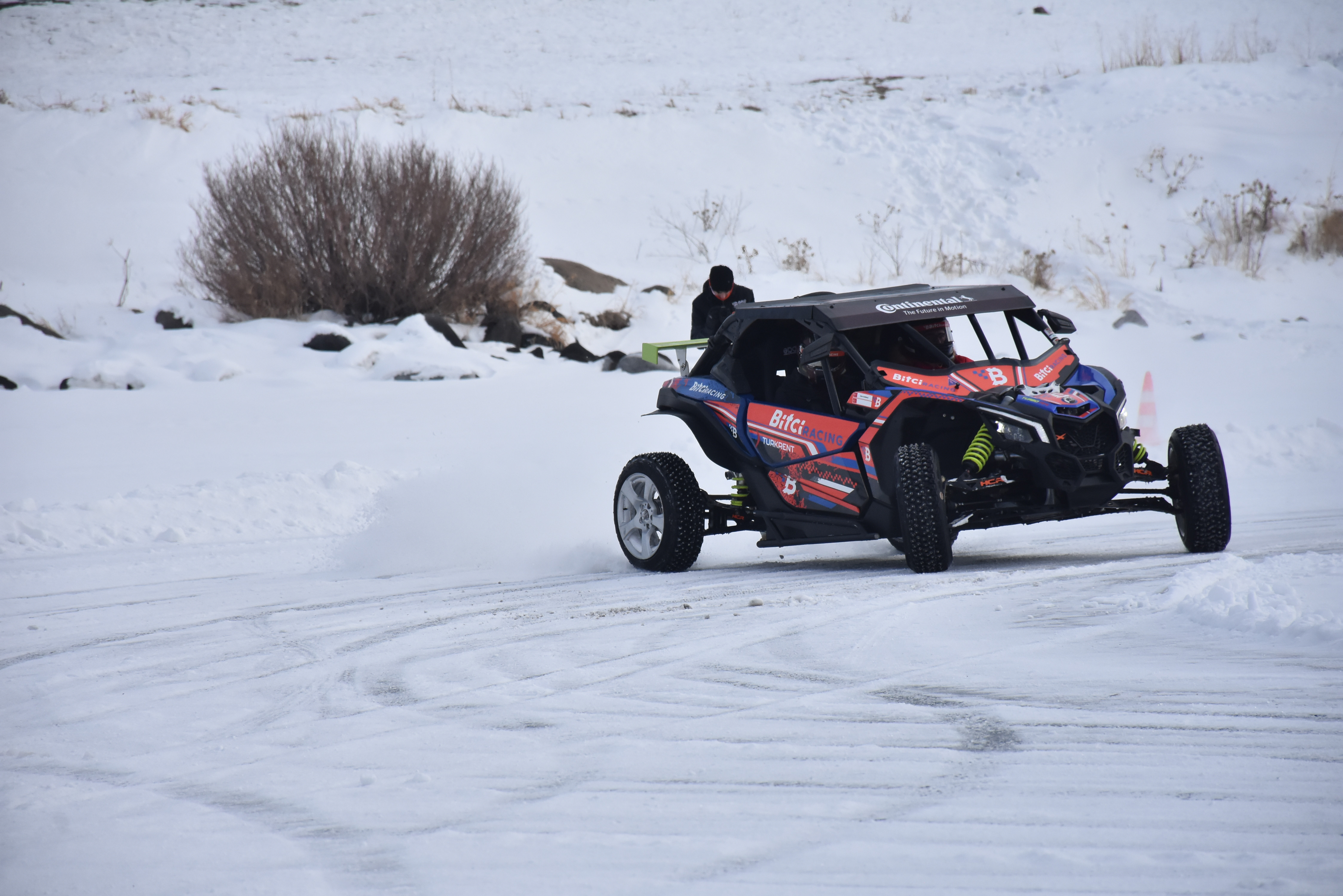 Çıldır Gölü otomobil pistine döndü - Resim : 1