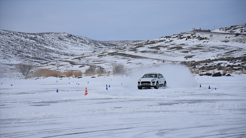 Çıldır Gölü otomobil pistine döndü - Resim : 2