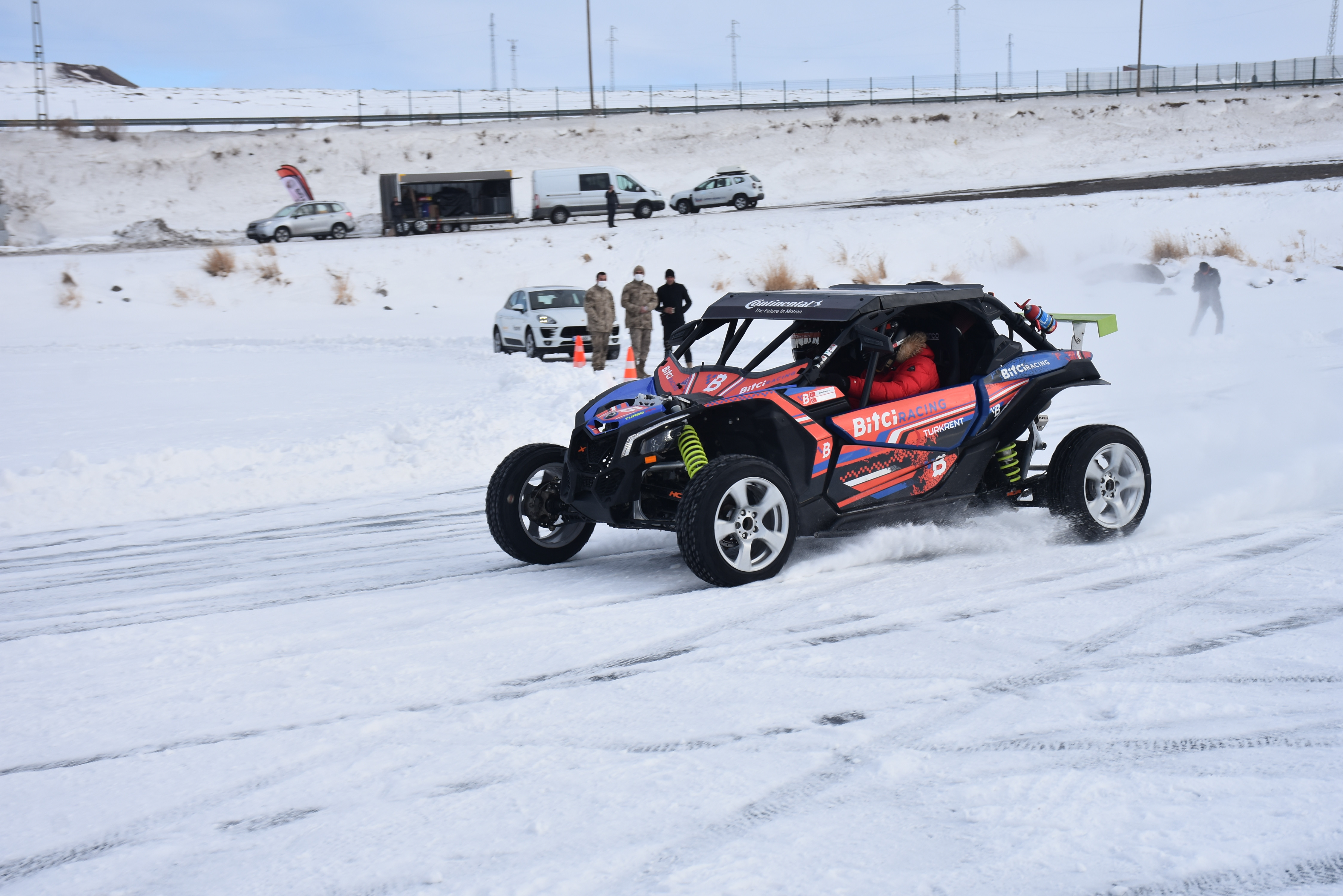Çıldır Gölü otomobil pistine döndü - Resim : 5