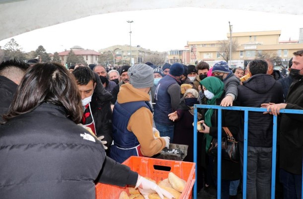 Bedava dağıtılan sucuk ekmekten almak isteyenler izdihama neden oldu - Resim : 4