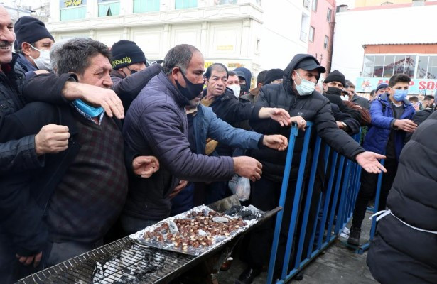 Bedava dağıtılan sucuk ekmekten almak isteyenler izdihama neden oldu - Resim : 5