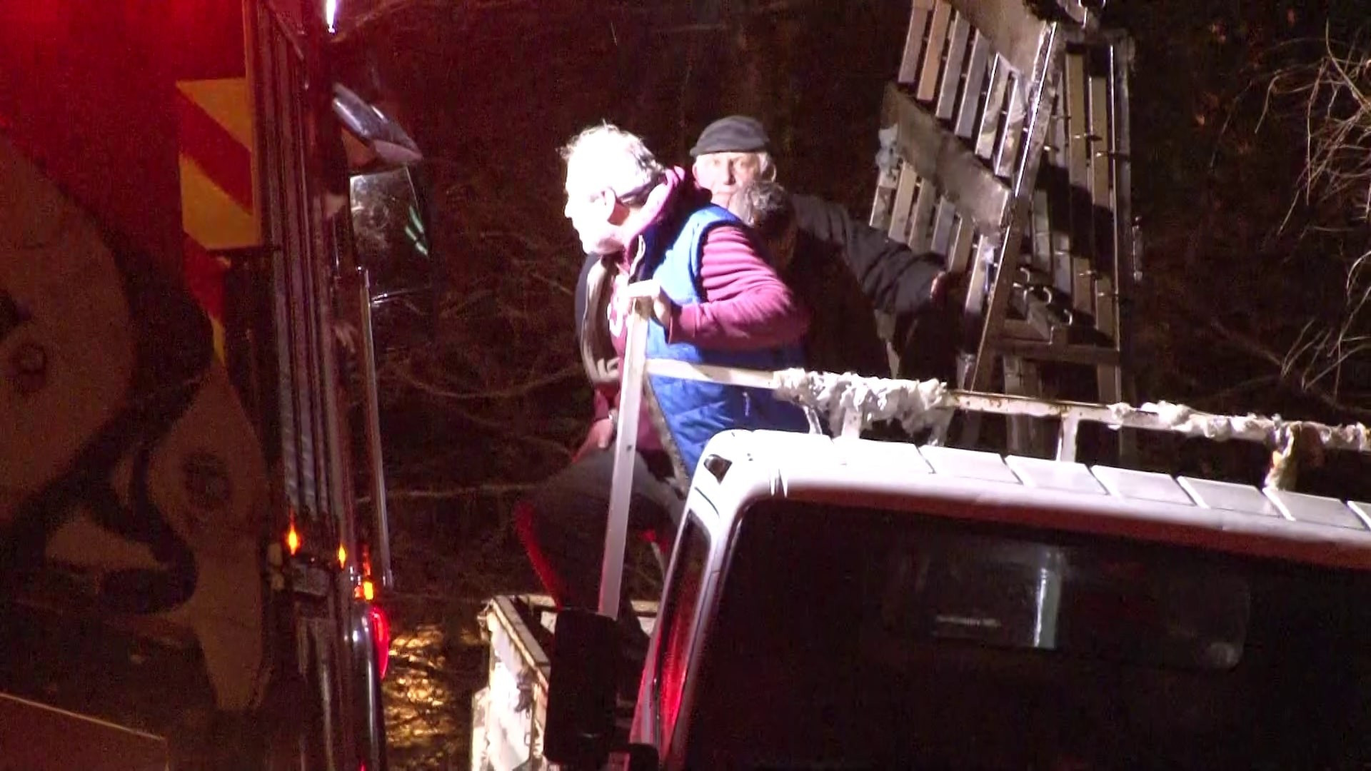 Beykoz’da dere taştı: 3 kişi mahsur kaldı - Resim : 2