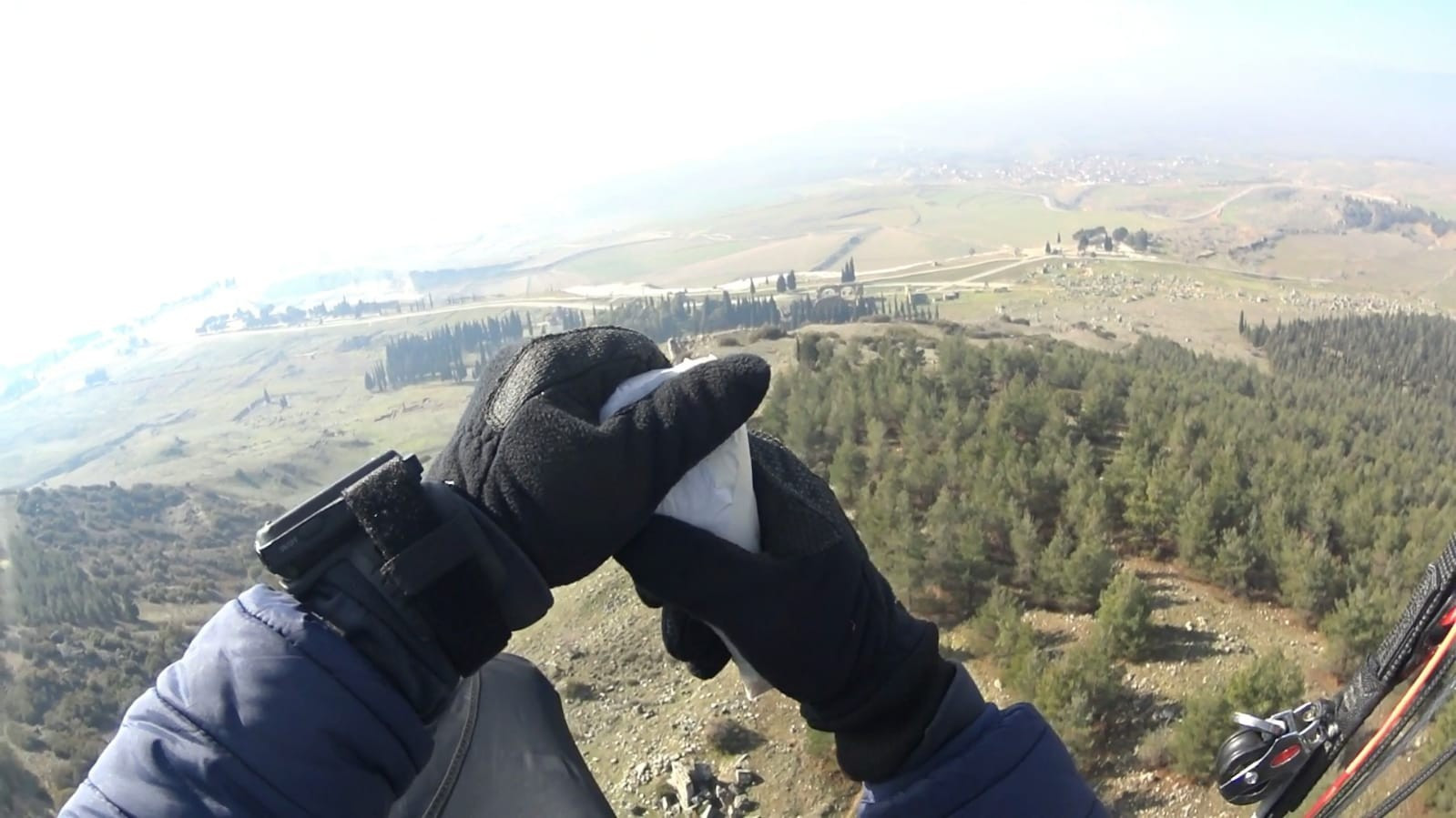 Kuşlar aç kalmasın diye dağları bombaladılar. Özellikle kış aylarında yapıyorlar - Resim : 1