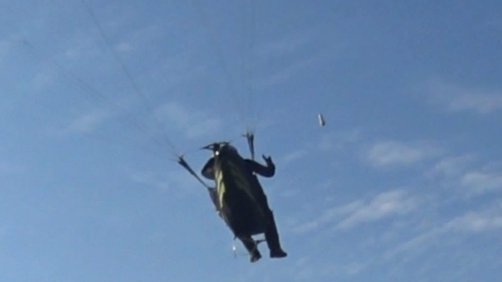 Kuşlar aç kalmasın diye dağları bombaladılar. Özellikle kış aylarında yapıyorlar - Resim : 2