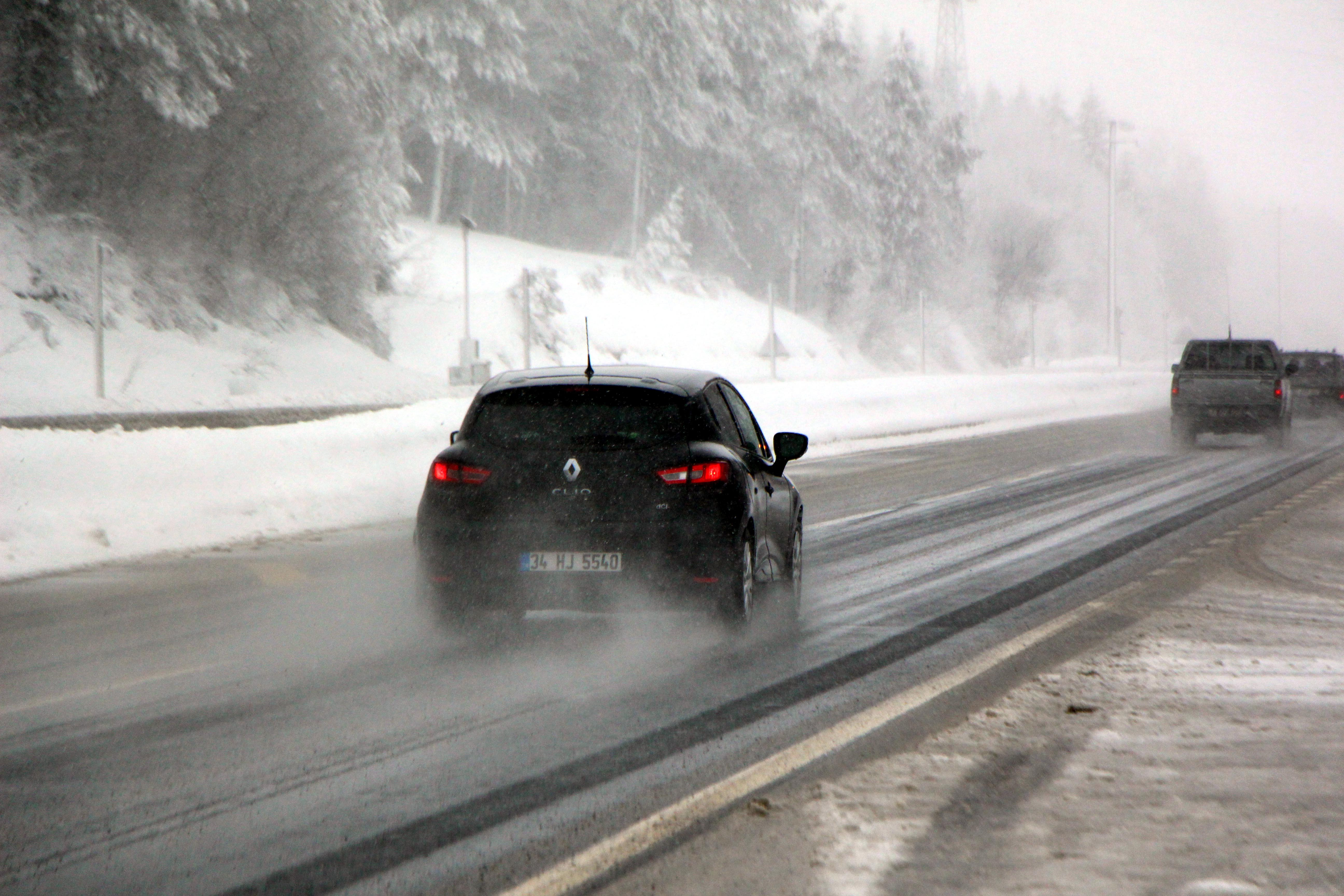 Bolu Dağı geçişinde kar yağışı ve sis engeli - Resim : 1