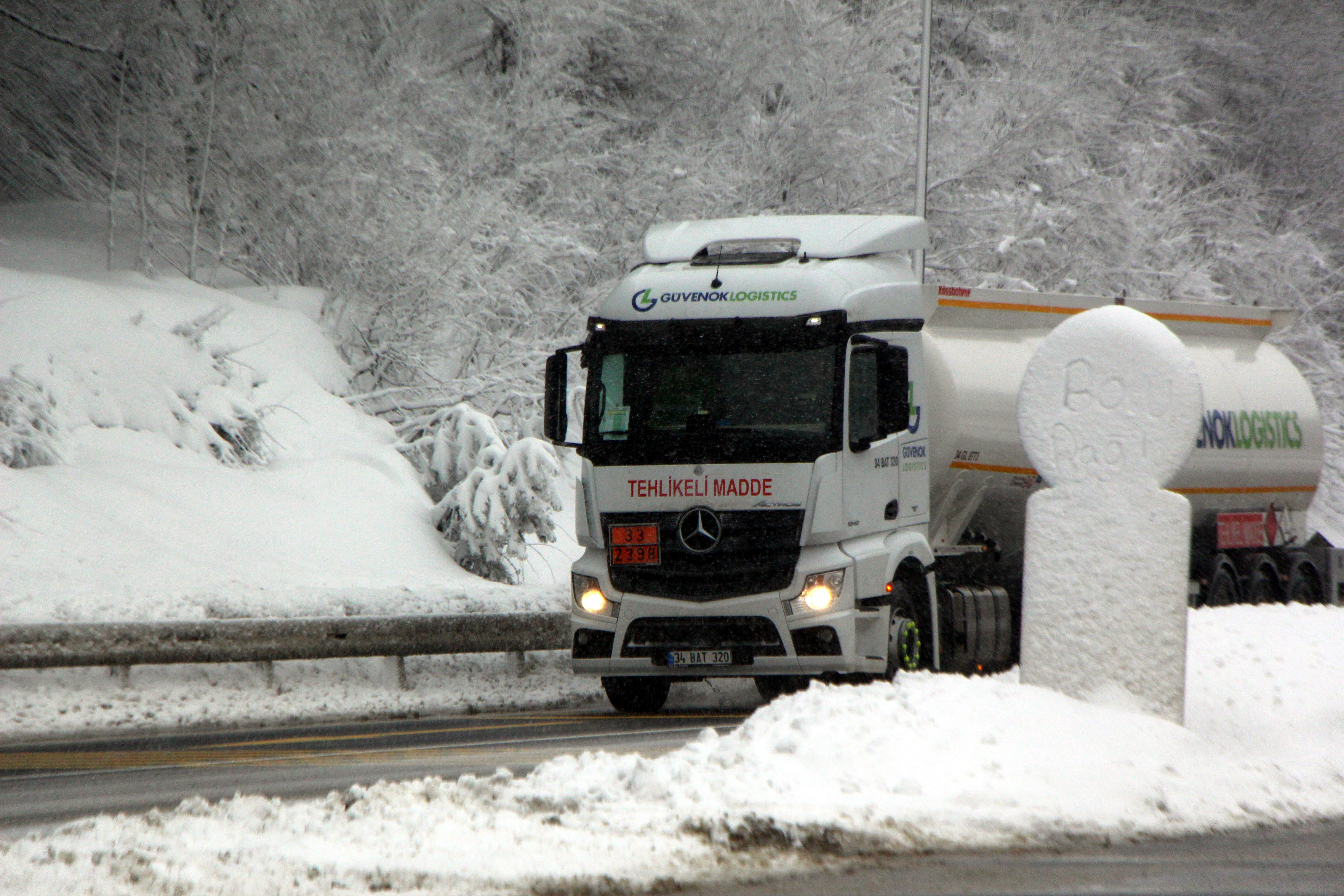 Bolu Dağı geçişinde kar yağışı ve sis engeli - Resim : 4
