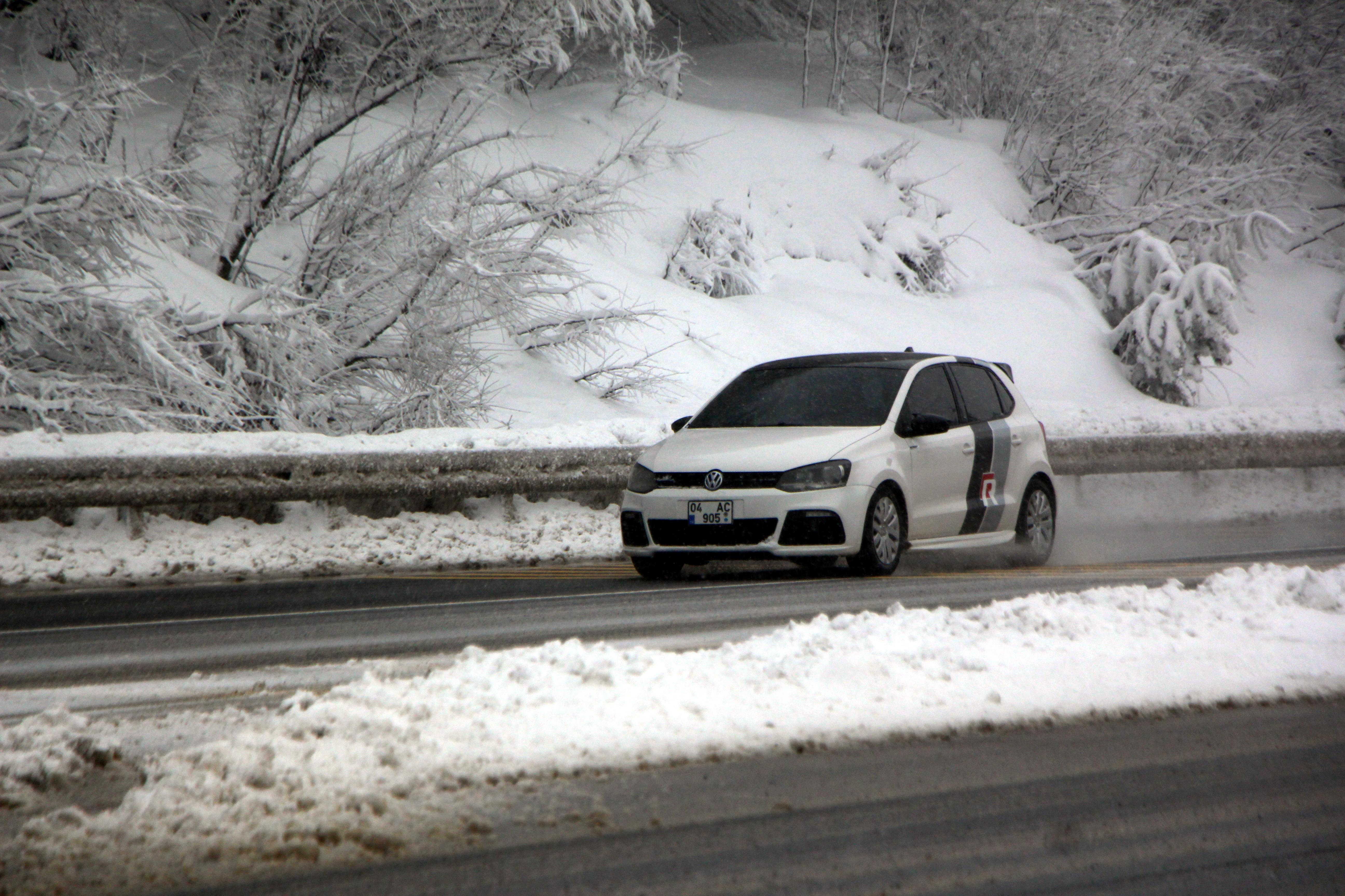 Bolu Dağı geçişinde kar yağışı ve sis engeli - Resim : 5