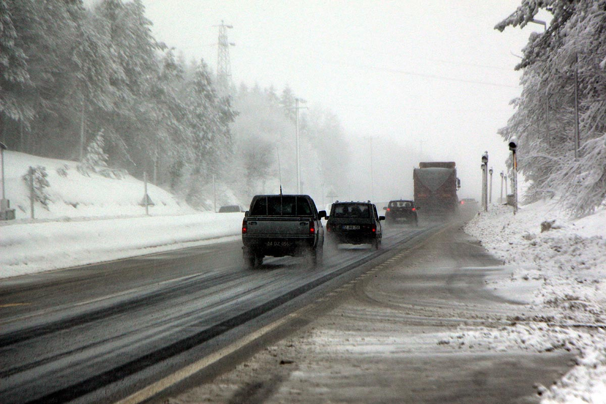 Bolu Dağı geçişinde kar yağışı ve sis engeli - Resim : 6