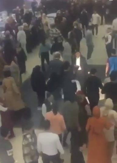 "Hayırlı olsun" anonsu düğün salonunu ringe çevirdi - Resim : 1