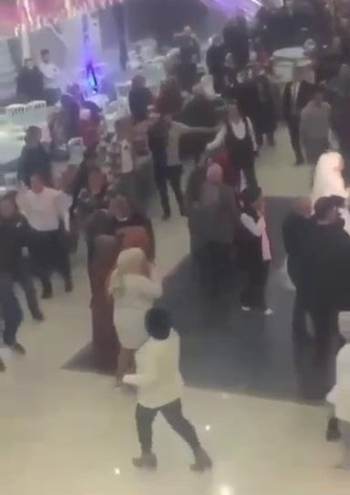 "Hayırlı olsun" anonsu düğün salonunu ringe çevirdi - Resim : 2