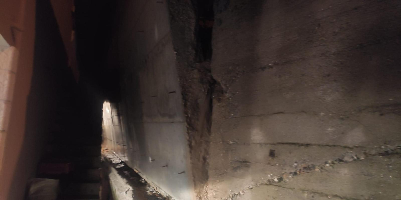 Toprak kaymasını önlemek için yapılan istinat duvarı yağmura dayanamadı - Resim : 3