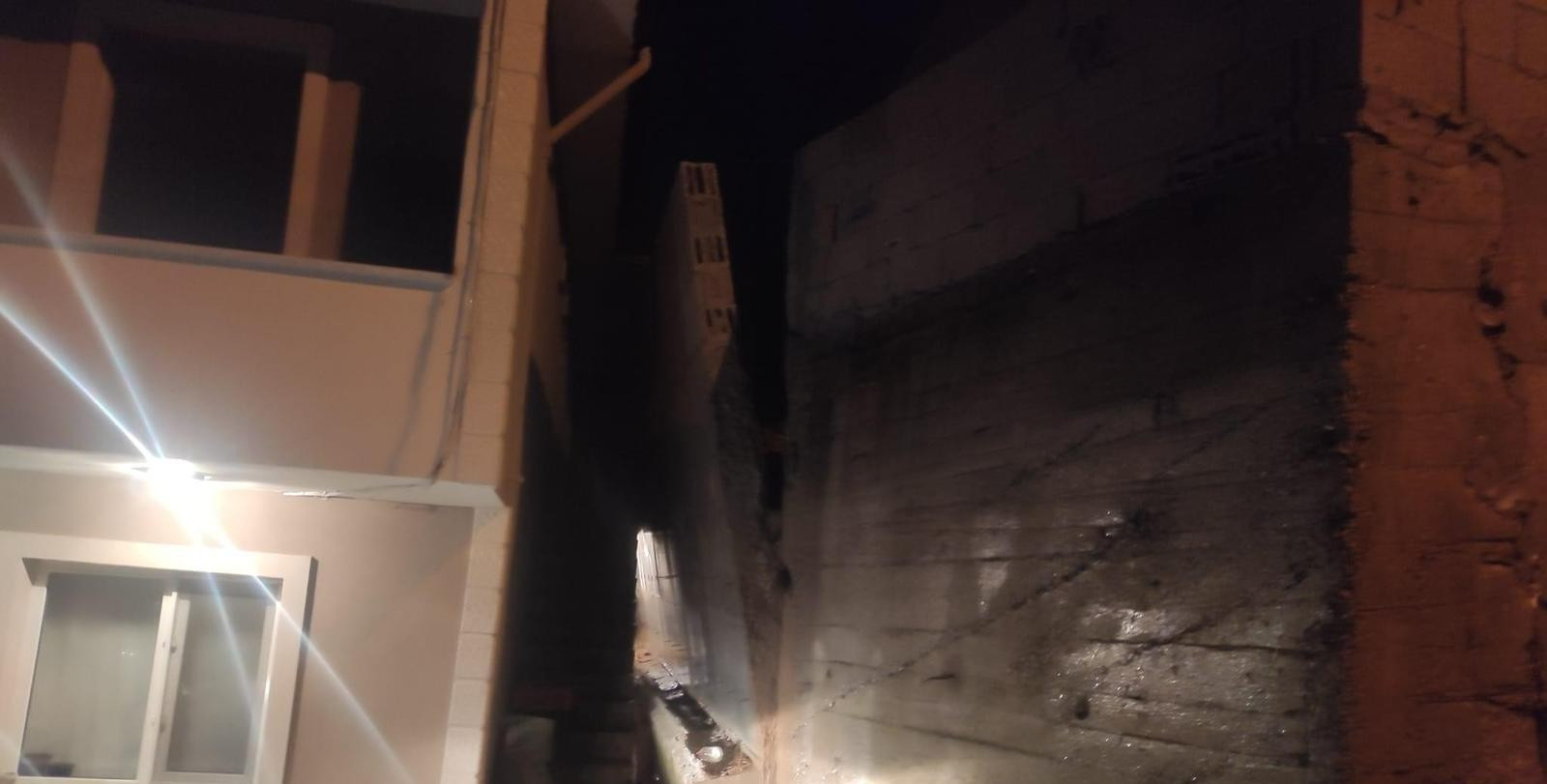 Toprak kaymasını önlemek için yapılan istinat duvarı yağmura dayanamadı - Resim : 2