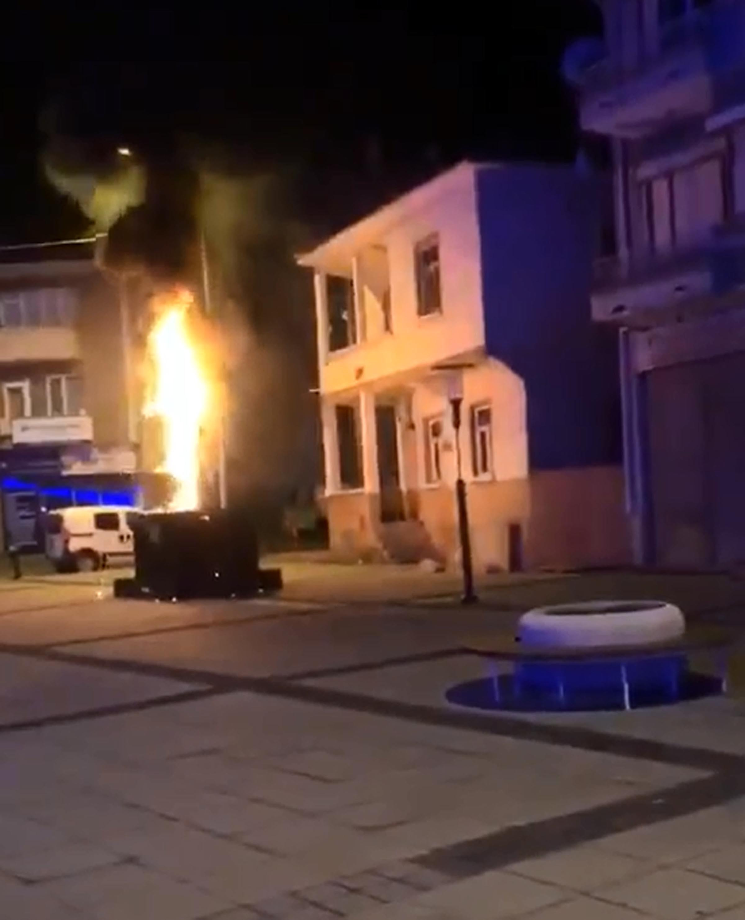 Adalet Anıtı'nı, kadın kıyafeti ve topuklu ayakkabı giyerek yakmış - Resim : 1