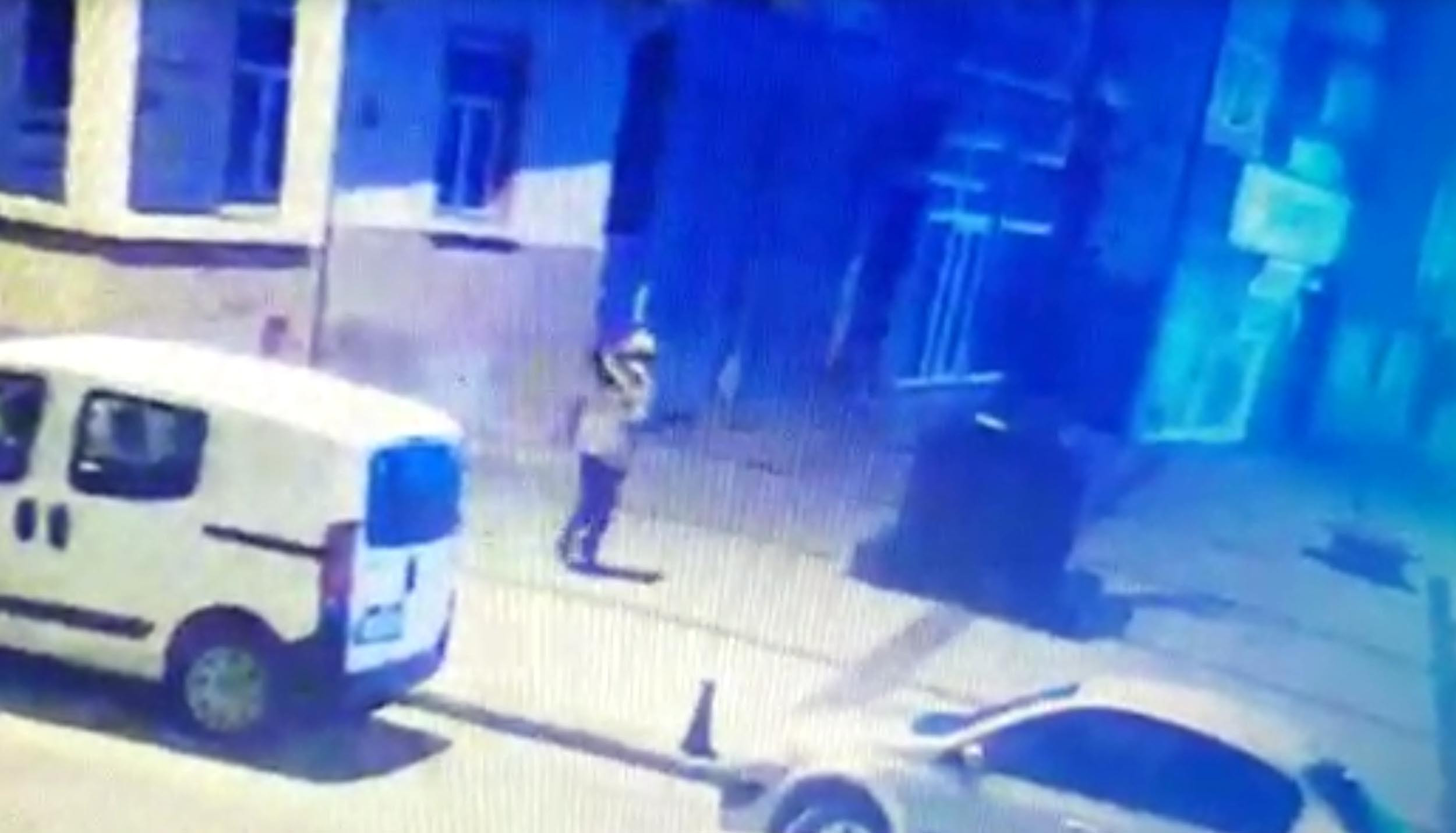 Adalet Anıtı'nı, kadın kıyafeti ve topuklu ayakkabı giyerek yakmış - Resim : 3