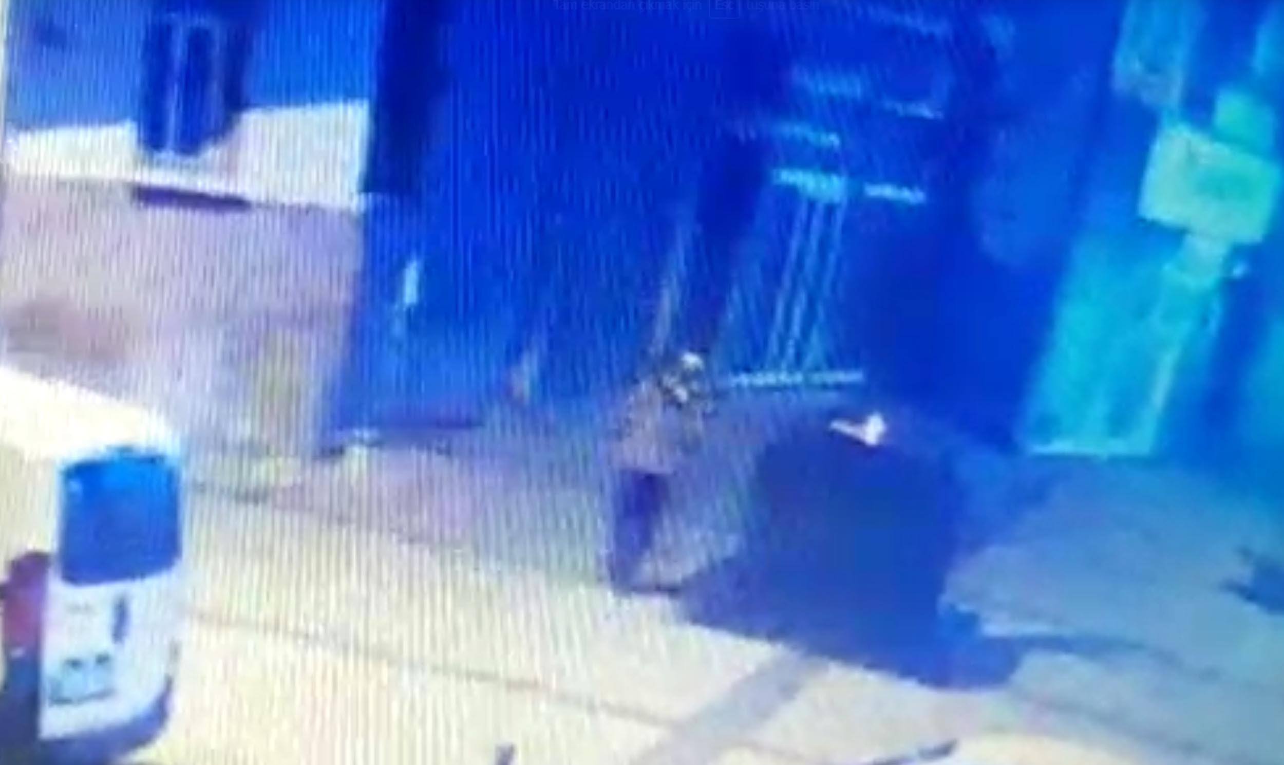 Adalet Anıtı'nı, kadın kıyafeti ve topuklu ayakkabı giyerek yakmış - Resim : 4