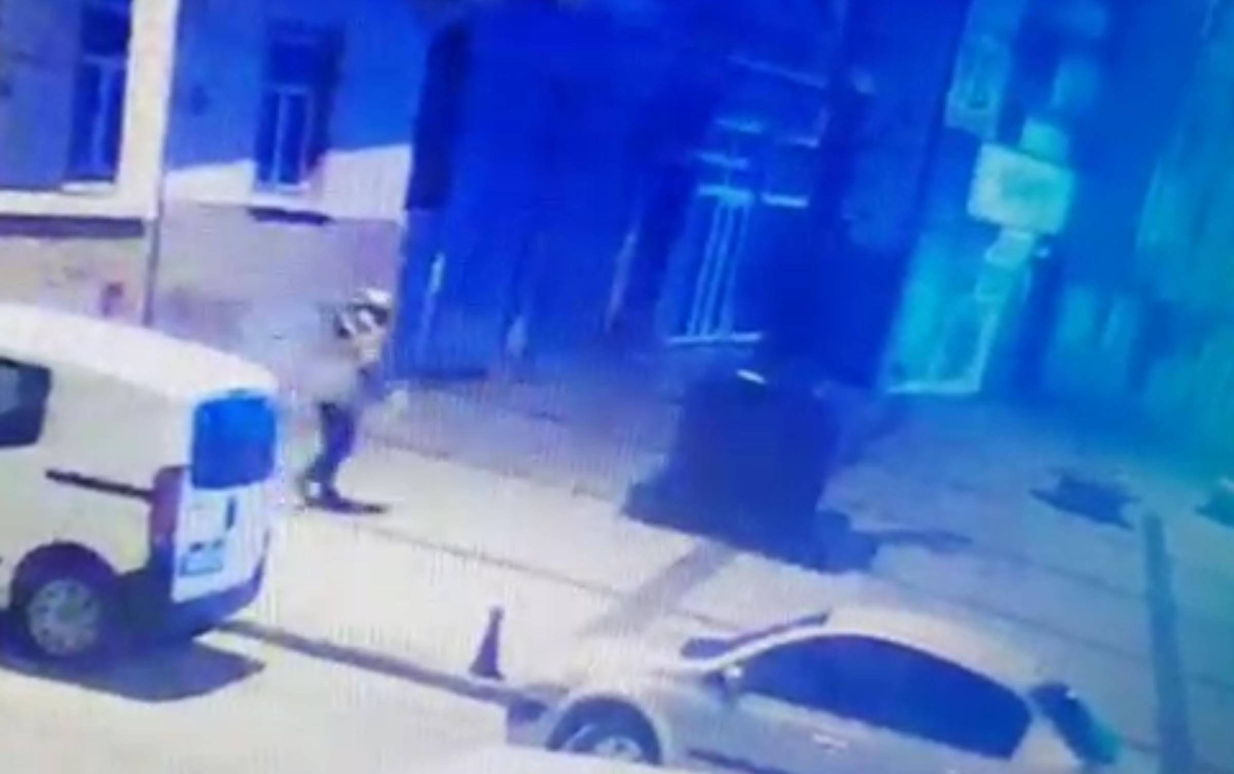 Adalet Anıtı'nı, kadın kıyafeti ve topuklu ayakkabı giyerek yakmış - Resim : 5