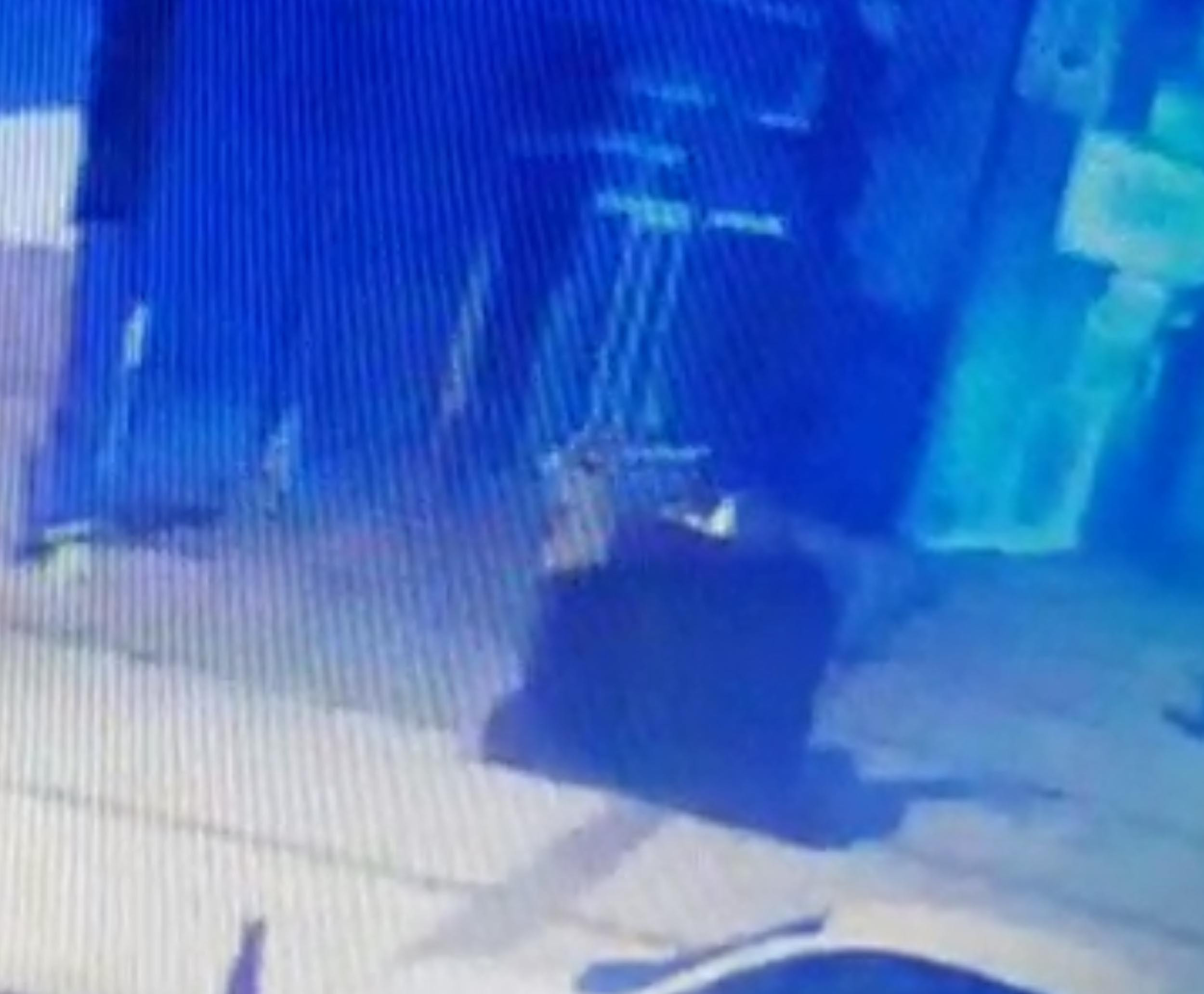 Adalet Anıtı'nı, kadın kıyafeti ve topuklu ayakkabı giyerek yakmış - Resim : 7