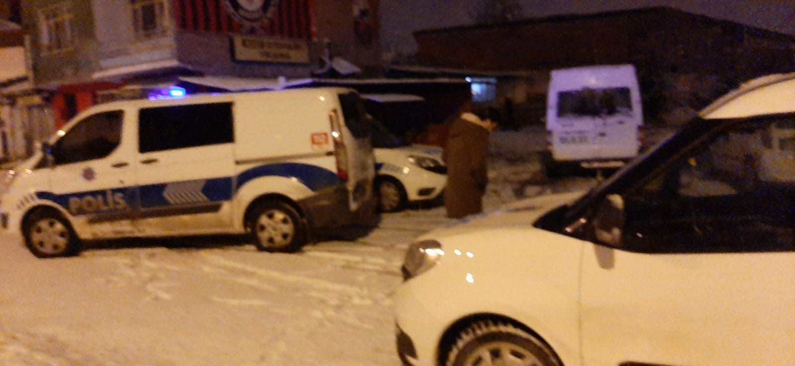 Silahıyla oynarken yanlışlıkla kendini vurdu - Resim : 3