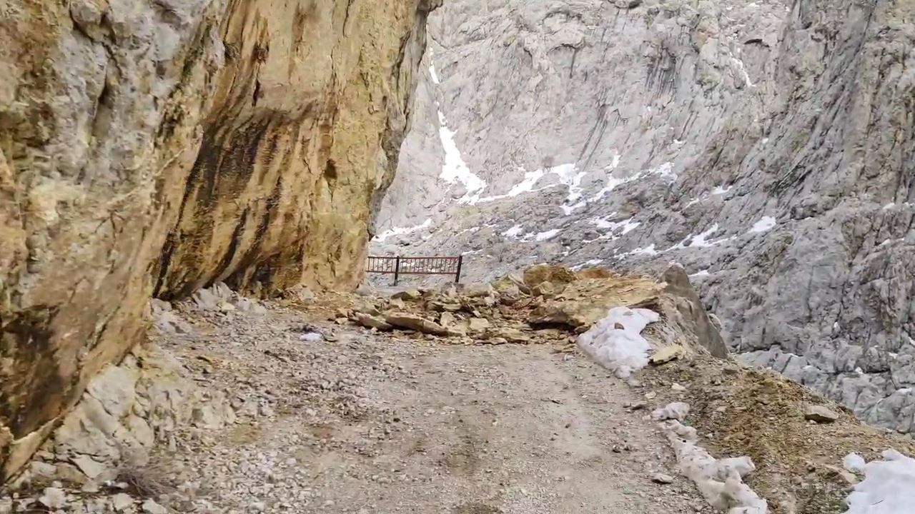 132 yıllık taş yol suyla doldu! Sürücüler zor anlar yaşadı… - Resim : 2