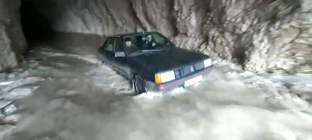 132 yıllık taş yol suyla doldu! Sürücüler zor anlar yaşadı… - Resim : 9