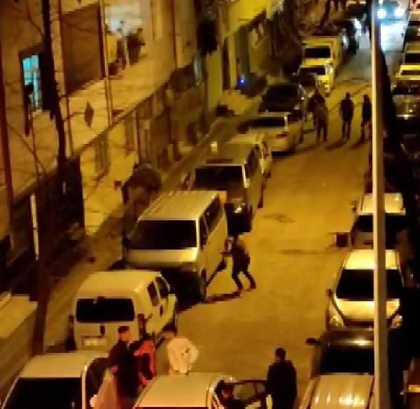 Sultangazi’de iki grup arasında kavga: Araçlarla gelip evlere saldırdılar - Resim : 1