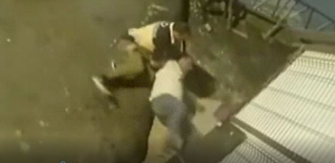 Polis erketeyle boğuştu kumarhaneyi bastı - Resim : 1