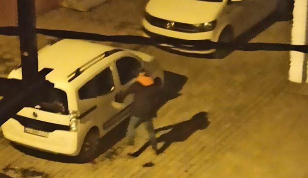 Geceleri ortaya çıkıp satırla otomobillere saldırıyor - Resim : 3