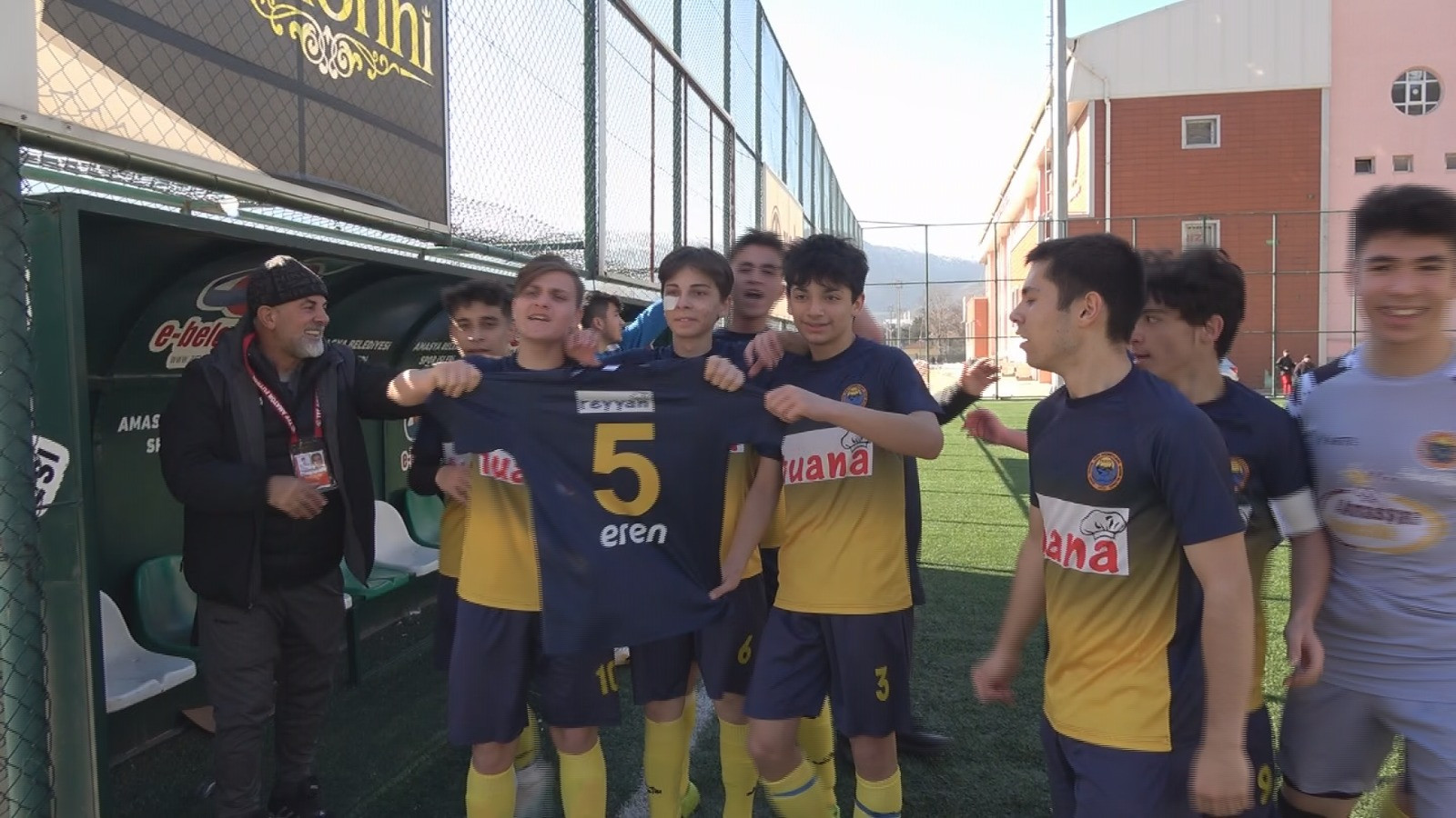 Tren kazasında ayağı kesilen Eren'e takım arkadaşlarından anlamlı destek - Resim : 7