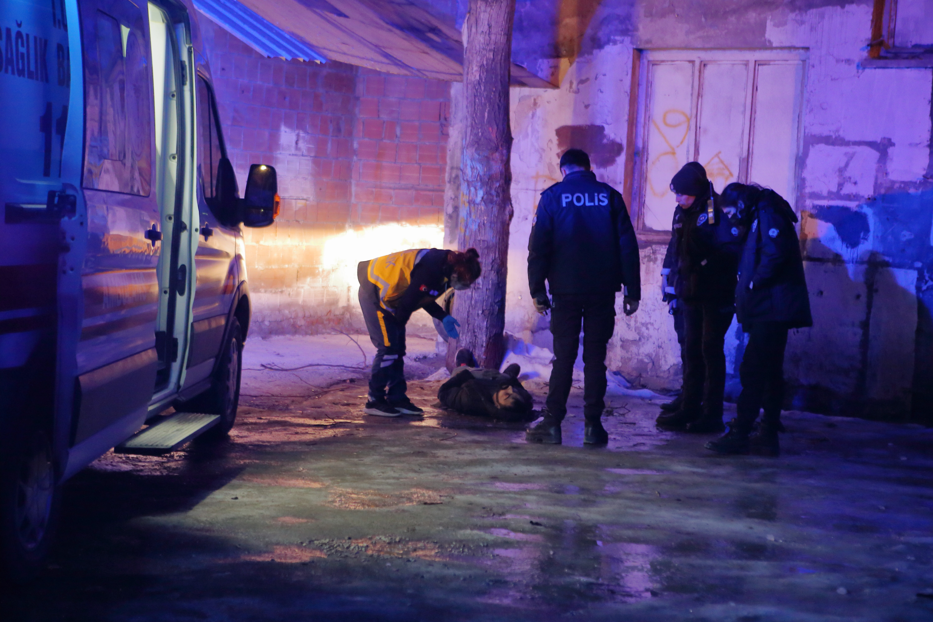 Alkol aldıktan sonra balkondan düşen kişi yaralandı - Resim : 3