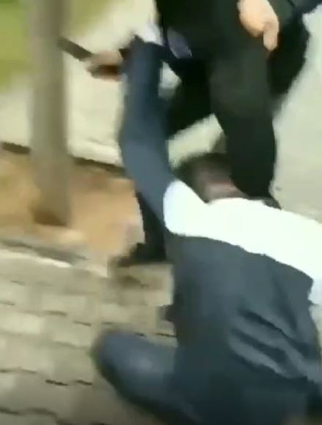 Kaskla vurdular, bıçak çektiler, tekme tokat dövdüler - Resim : 1