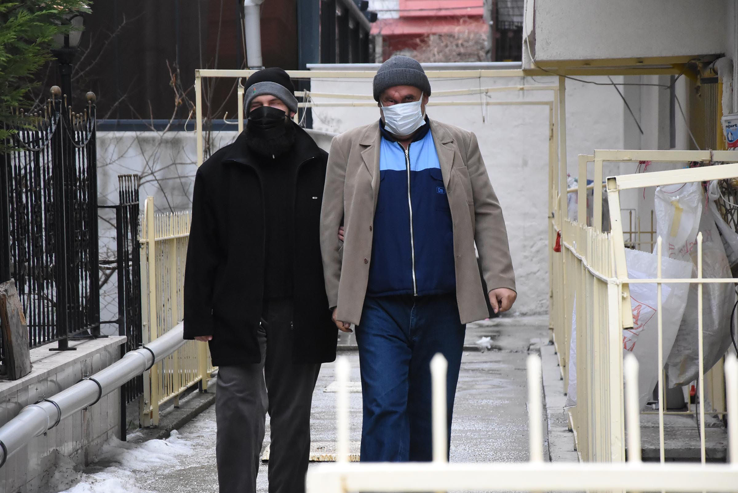 Baba - oğula bir göz yetiyor - Resim : 6