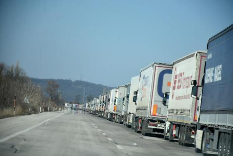 Hamzabeylı Sınır Kapısı’nda kuyruk uzadıkça uzadı - Resim : 1