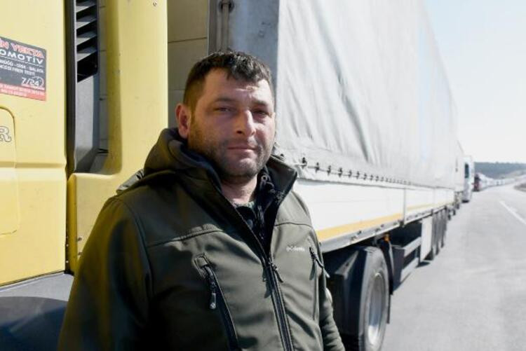 Hamzabeylı Sınır Kapısı’nda kuyruk uzadıkça uzadı - Resim : 3