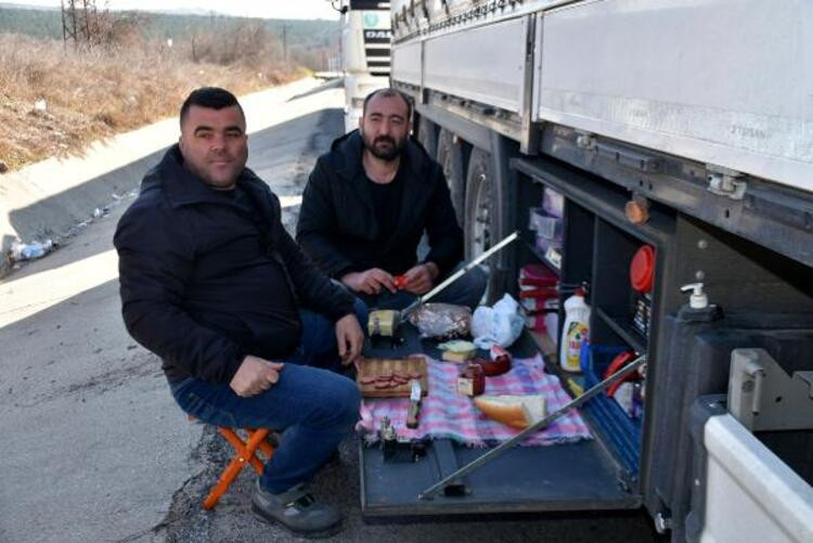 Hamzabeylı Sınır Kapısı’nda kuyruk uzadıkça uzadı - Resim : 4