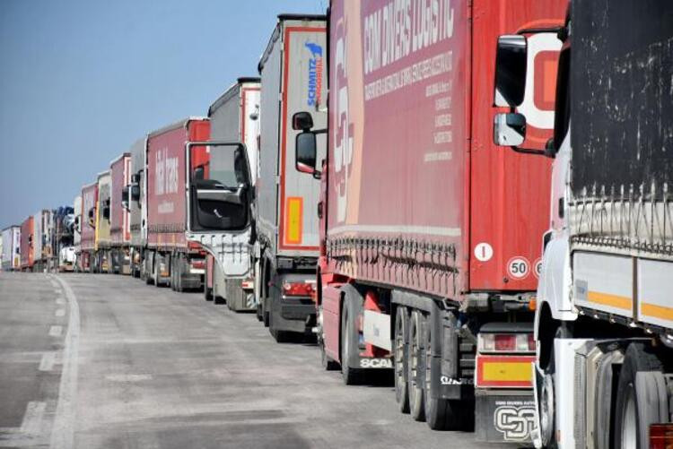 Hamzabeylı Sınır Kapısı’nda kuyruk uzadıkça uzadı - Resim : 5