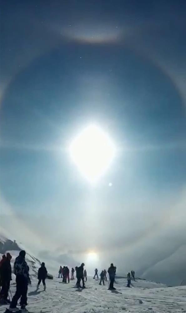 Palandöken'de güneşin etrafında oluştu kafalar gökyüzüne çevrildi - Resim : 1