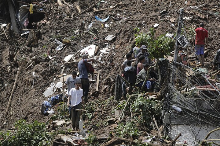 Sel felaketinde 104 kişi öldü - Resim : 4