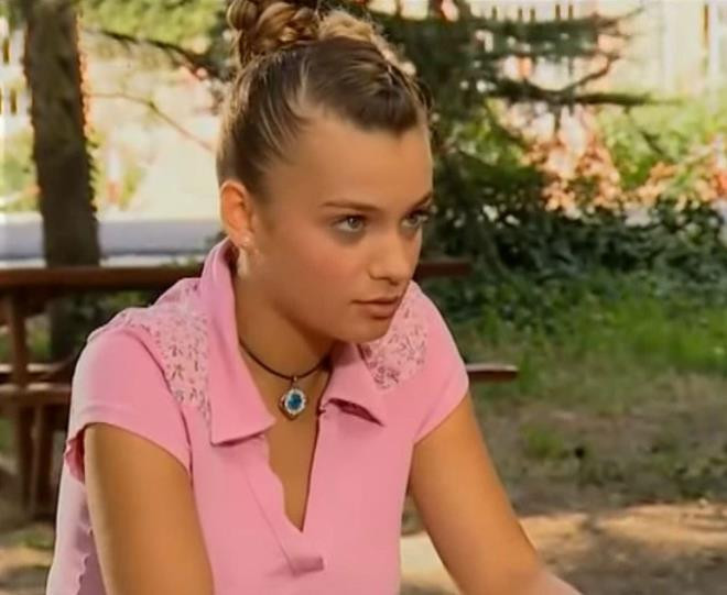 Damla Debre, aradan yıllar geçse de güzelliğinden bir şey kaybetmemiş. - Resim : 3