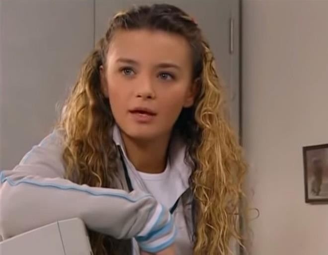 Damla Debre, aradan yıllar geçse de güzelliğinden bir şey kaybetmemiş. - Resim : 4