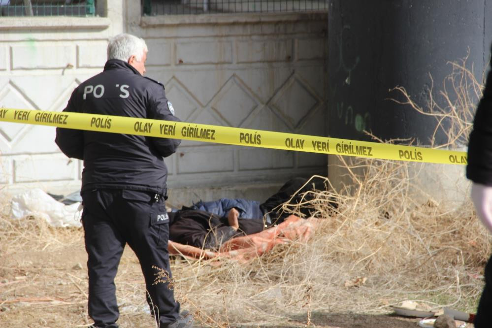 Yaşlı adam donarak öldü - Resim : 6