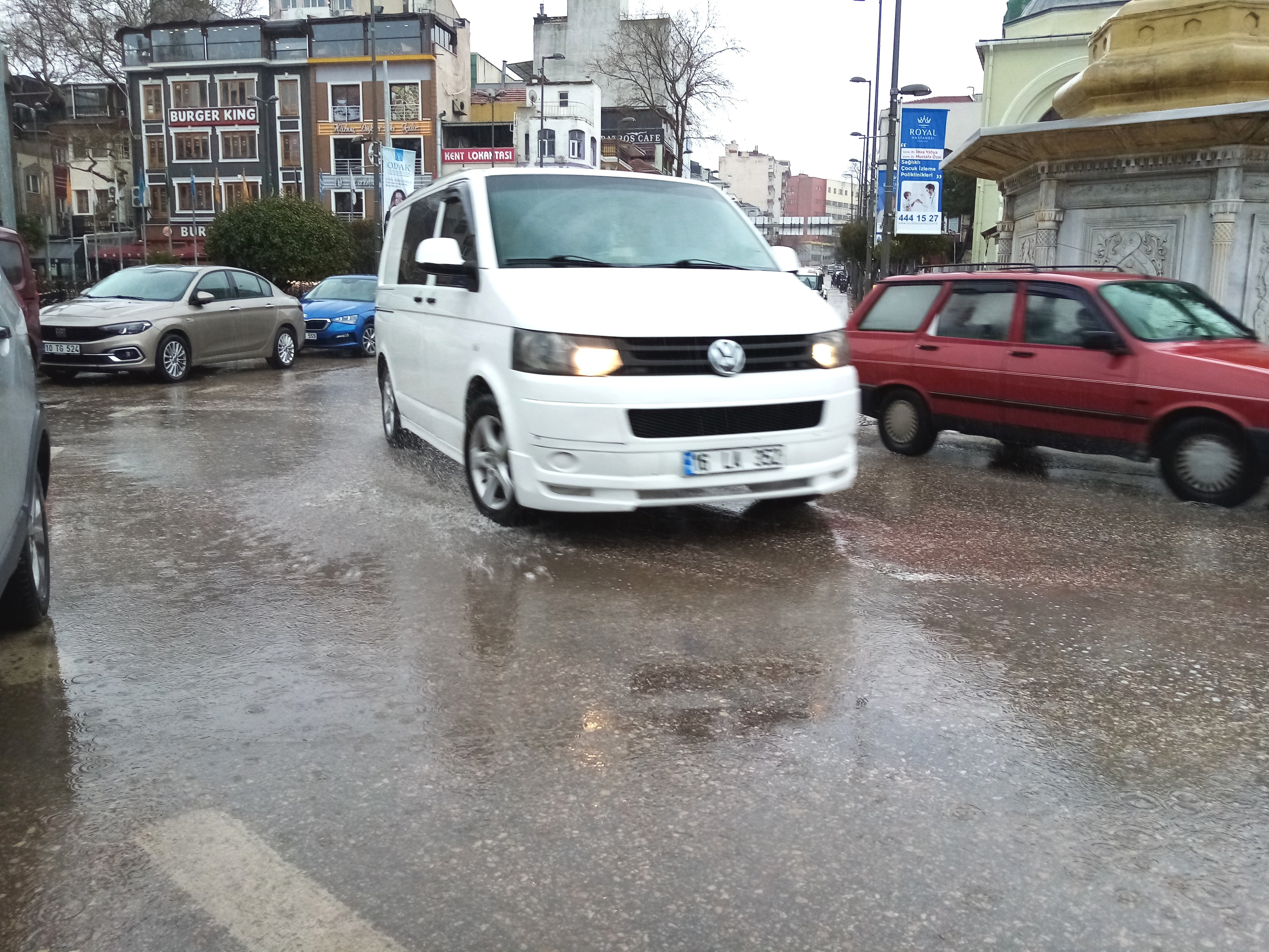 Sağanak yağış sokakları göle çevirdi - Resim : 2