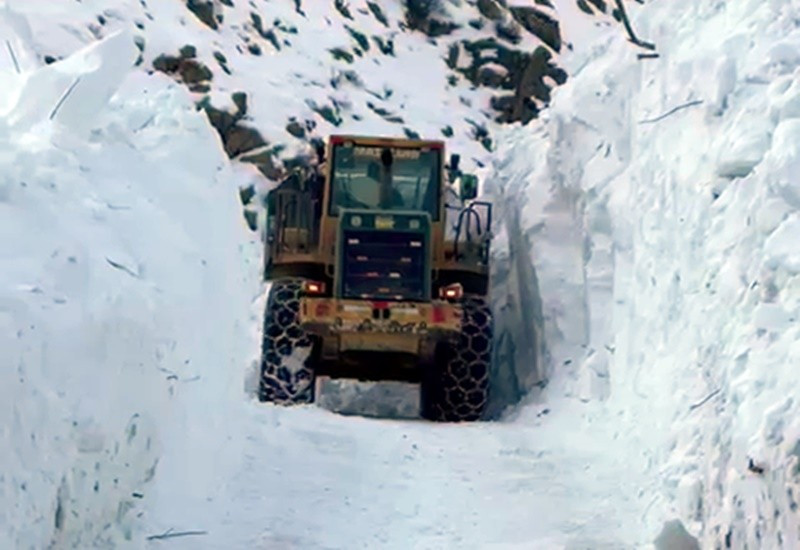 Esendere’de düşen çığ yol kapattı - Resim : 2