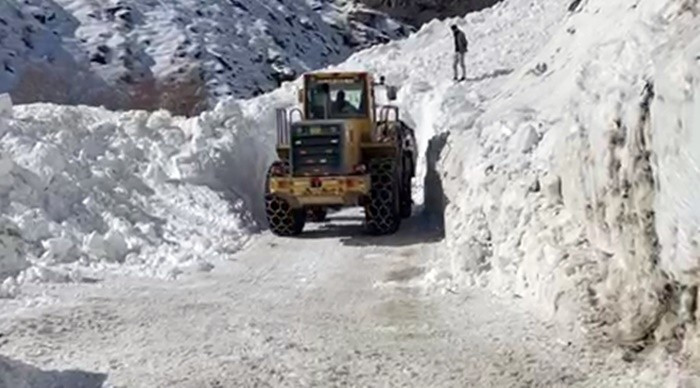 Esendere’de düşen çığ yol kapattı - Resim : 4