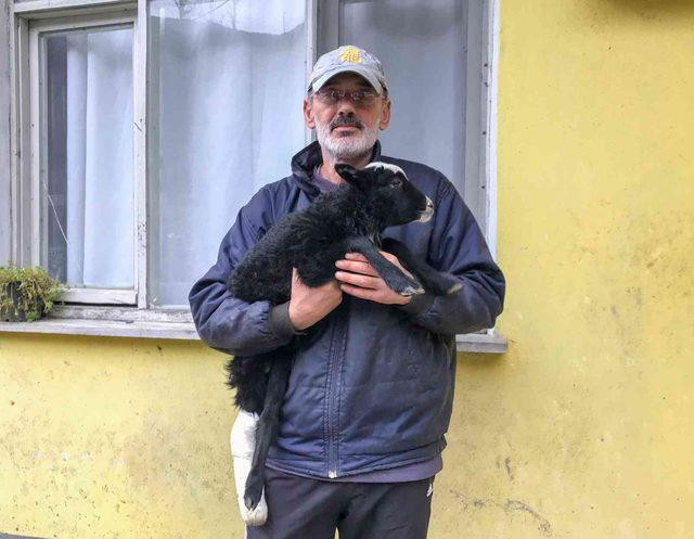 Kuzusunun ayağı kırılınca devlet hastanesine götürdü - Resim : 1