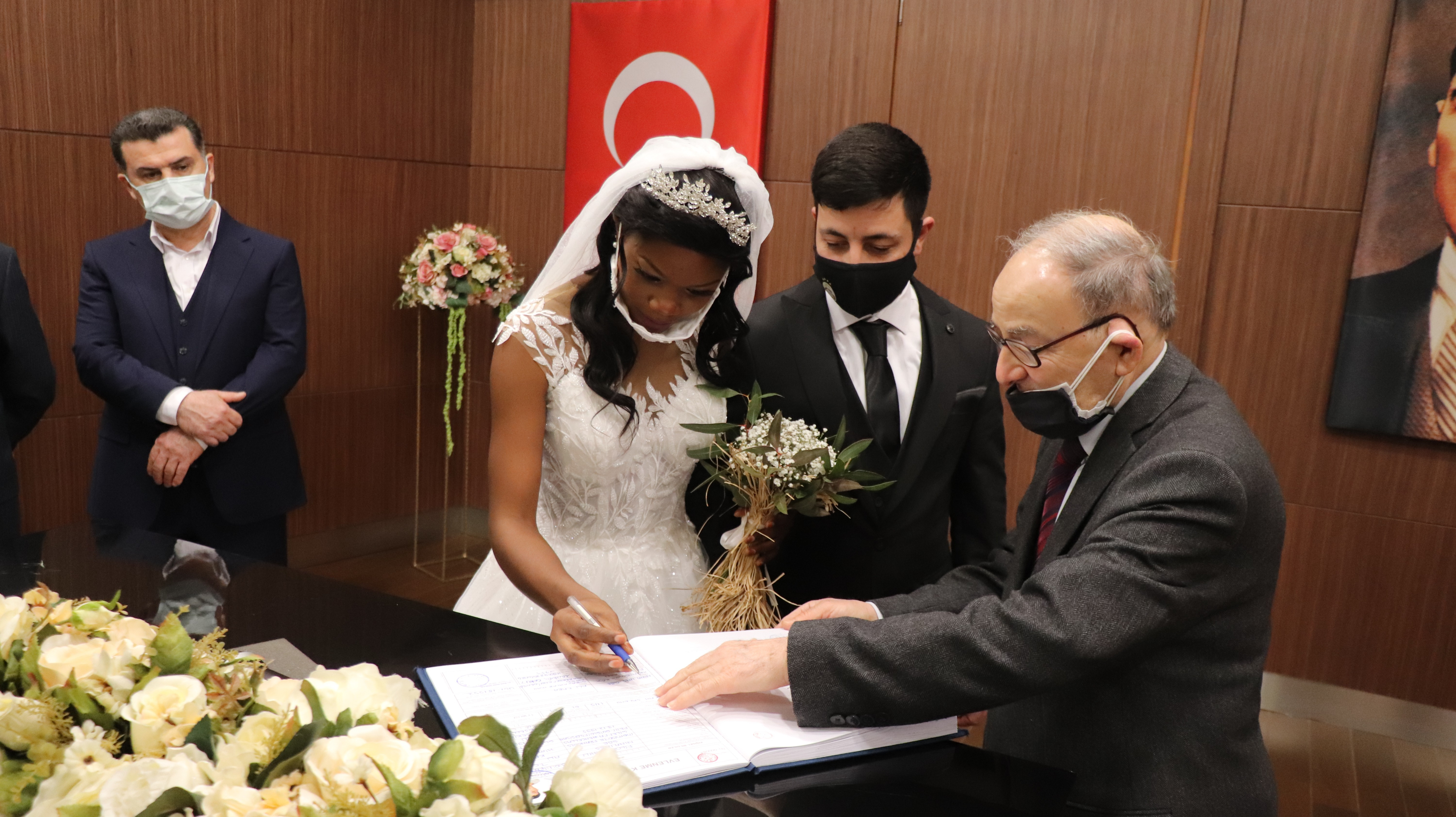 Fildişi Sahilleri'nde ölen babalarının vasiyeti üzerine, Türk aileye üçüncü Afrikalı gelin geldi - Resim : 2