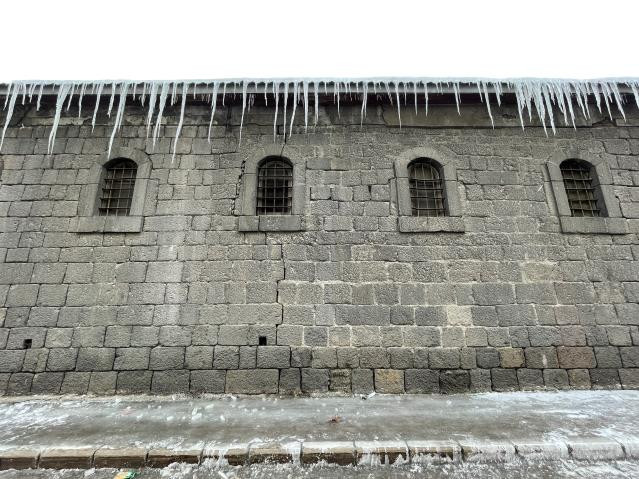 Erzurum ve Ağrı'da soğuk hava: Sarkıtlar tehlike saçıyor - Resim : 2